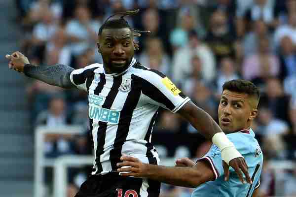 A sinistra, la punta del Newcastle, Saint Maximin.