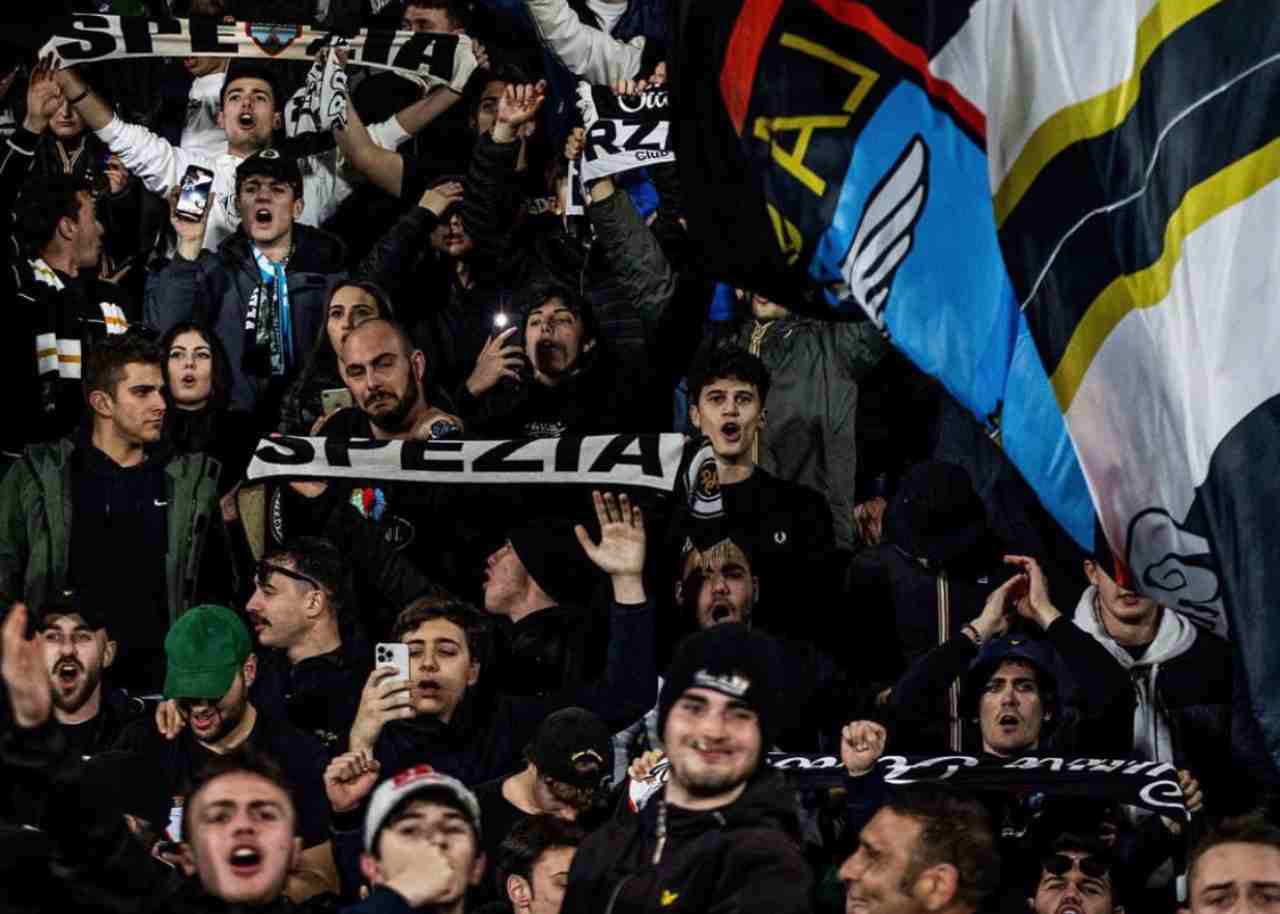 Confronto tifosi squadra post partita (foto Instagram @acspezia) - Calcionow