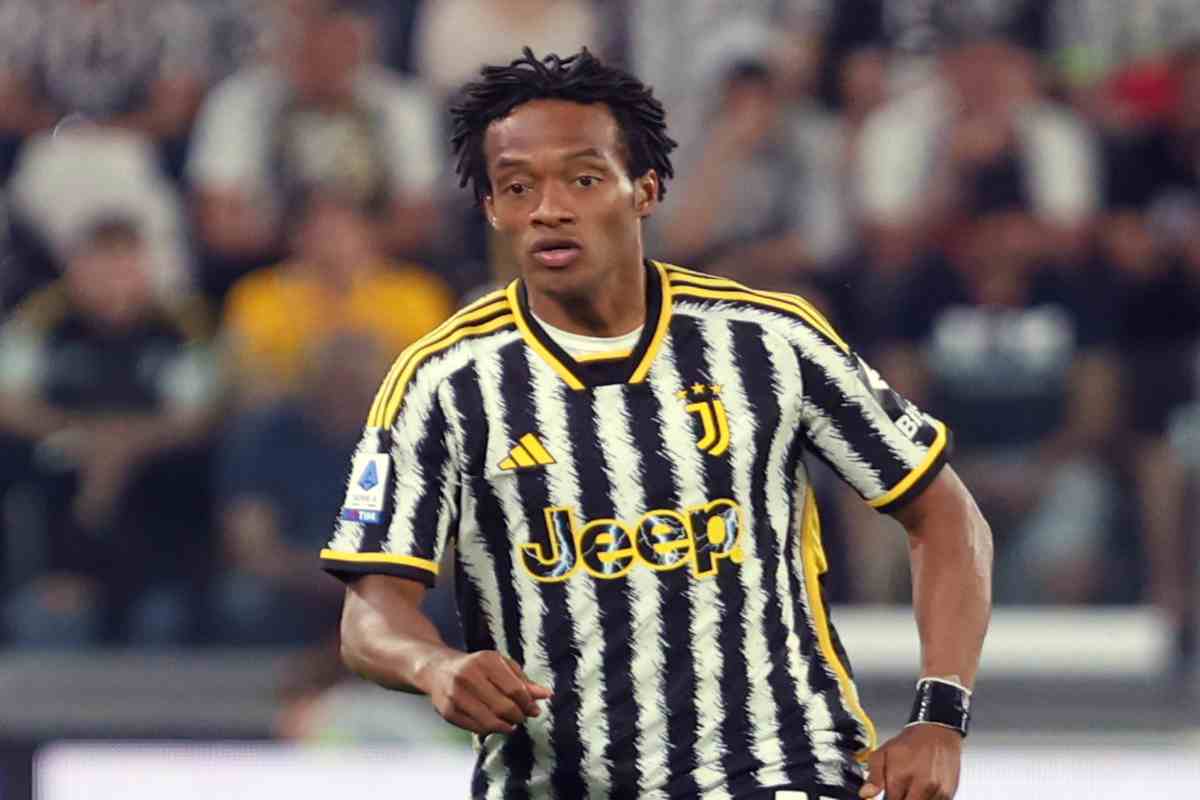 cuadrado alex sandro via dalla juventus