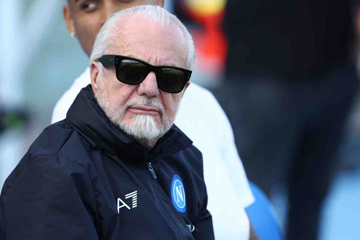 Aurelio De Laurentiis pensieroso a bordocampo