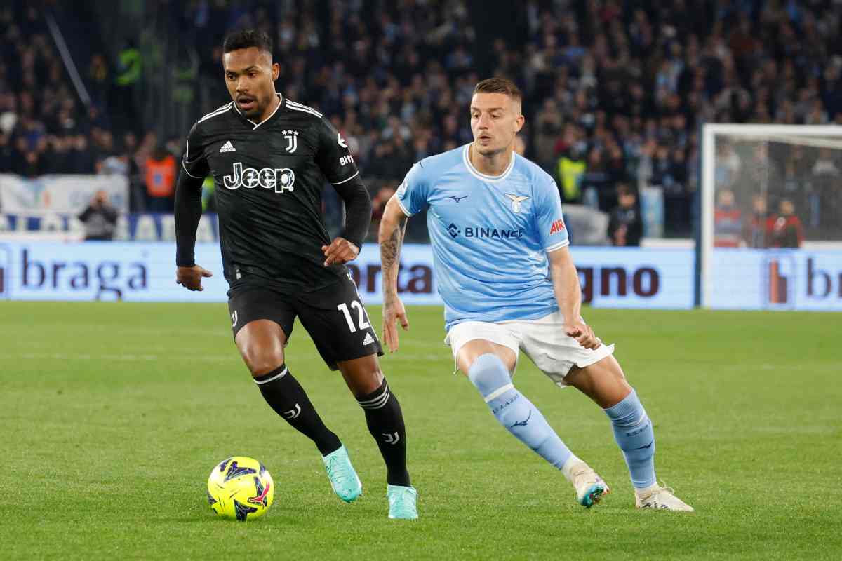 Offerta rossonera per Alex Sandro