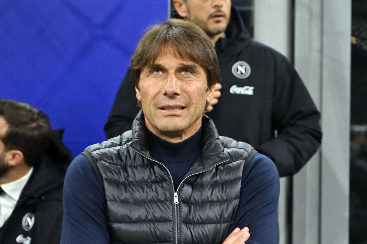 Antonio Conte con lo sguardo rivolto verso l'alto