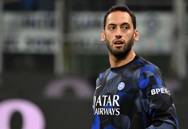 Primo piano di Calhanoglu durante un riscaldamento con l'Inter