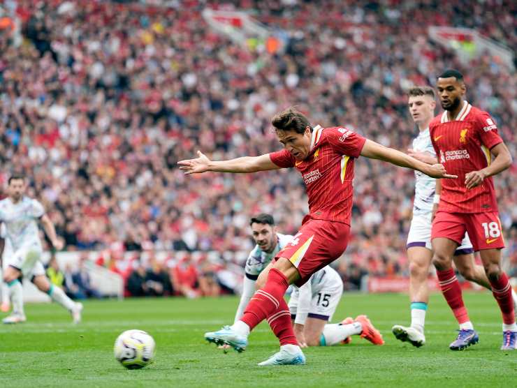 Chiesa calcia con il sinistro con la maglia del Liverpool