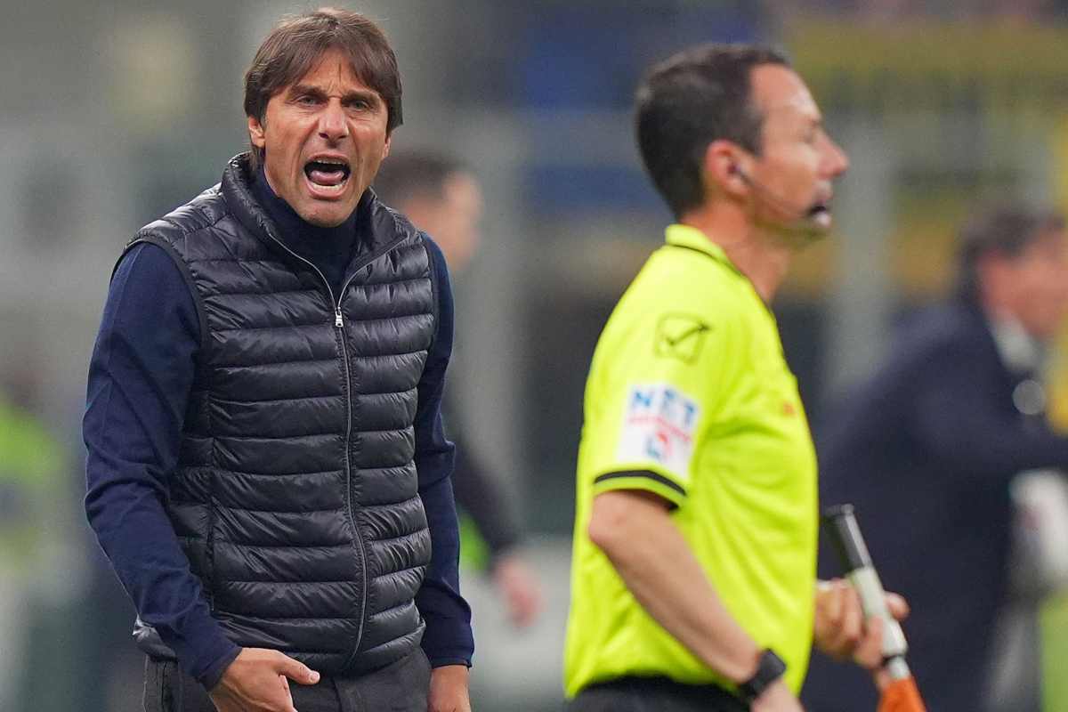 Antonio Conte in Inter-Napoli si lamenta con il guardalinee