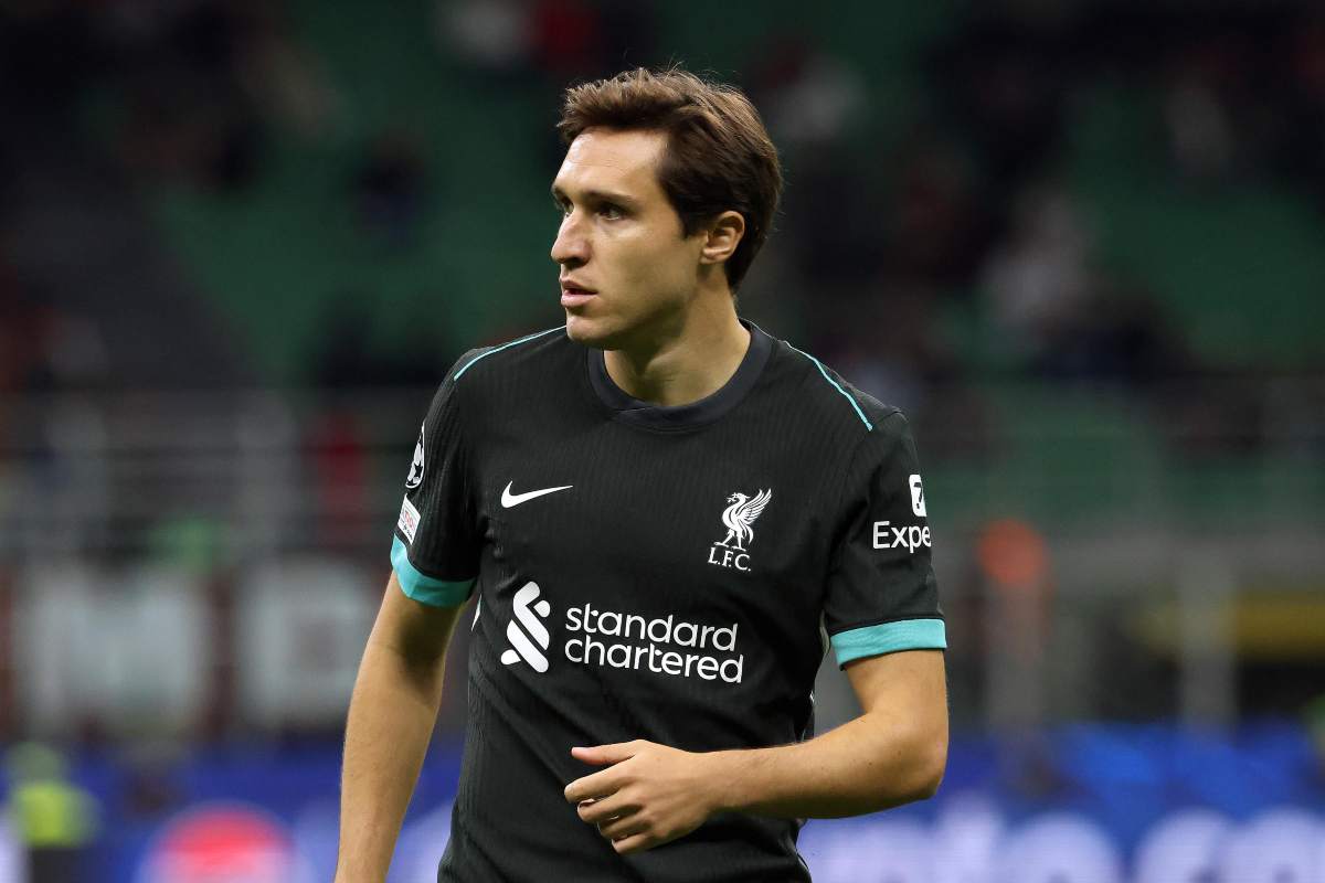 Federico Chiesa in campo con la maglia del Liverpool