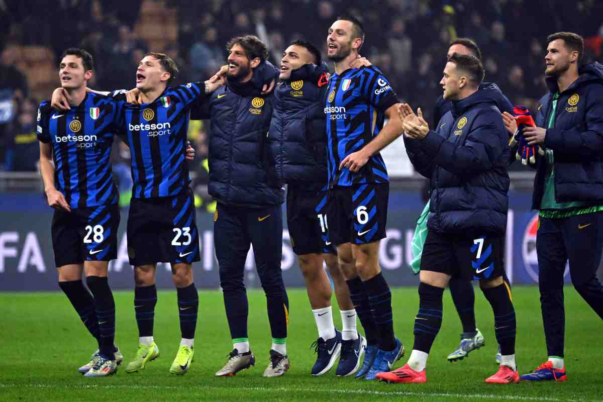 Giocatori dell'Inter esultano sotto la curva