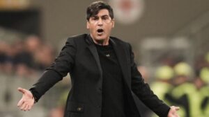 Paulo Fonseca si lamenta con il quarto uomo