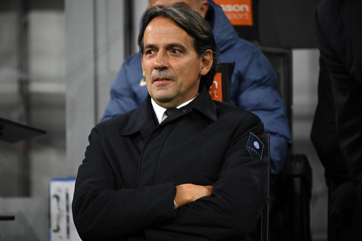 Simone Inzaghi a bordo campo con le braccia incrociate