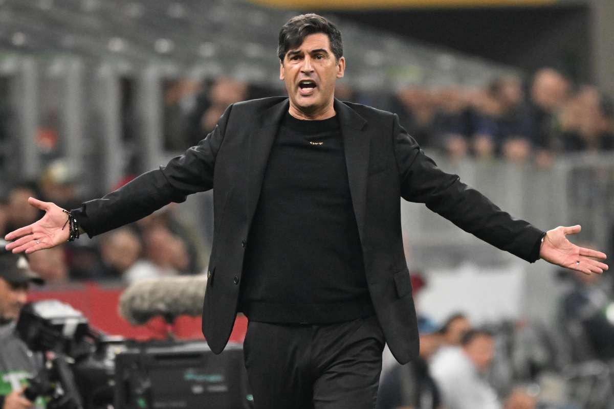 Paulo Fonseca a braccia larghe a bordo campo