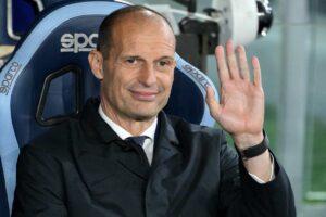 Max Allegri saluta le telecamere con una mano