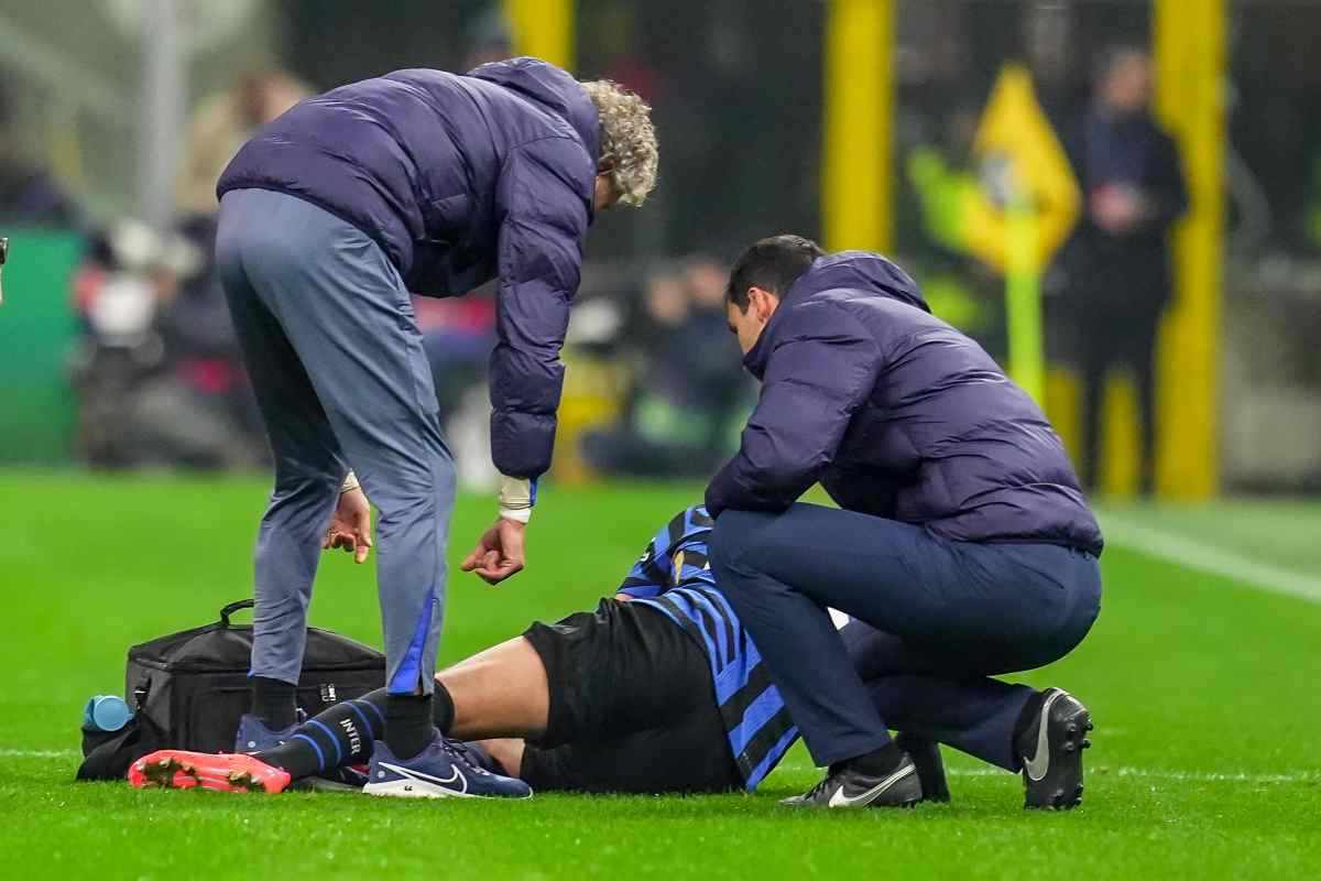 giocatore dell'inter infortunato, curato dallo staff medico