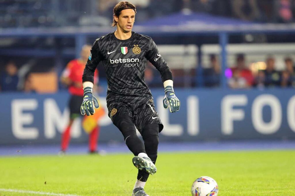 Yann Sommer gioca il pallone con i piedi